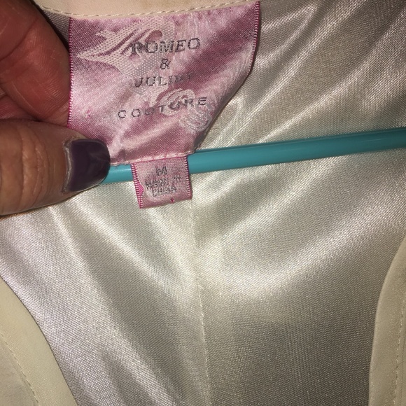 Romeo&Juliet Couture SZ M Cream Front Ruffle Dress - Picture 7 of 7